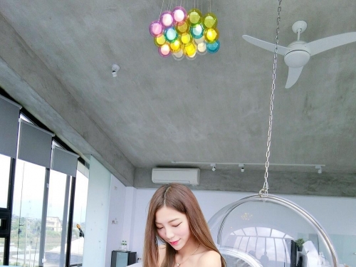 豪乳來襲！美乳正妹試衣間「大爆乳」，比基尼渾圓形狀好邪惡！