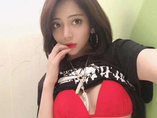 衣服總是不穿好！性感妹子「Elaine 菱」扣子不扣露出豐滿美乳身材