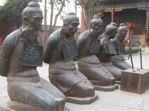 為何岳飛墓前曾跪著5個人，現在只剩4個了？