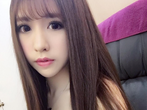 極品直播主「隱藏版美乳」超狂！沒想到「衣服下巨乳」如此驚人…