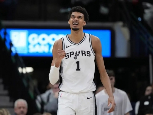 NBA》Wembanyama「二樓」命中LOGO SHOT！球迷：字母哥像是小後衛