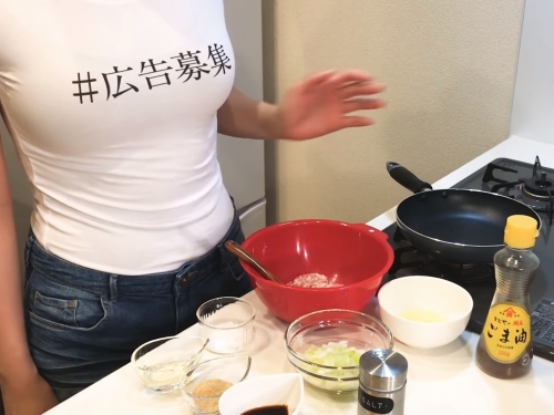 太吸睛！日本料理系Youtuber善用「這兒」放廣告，網：回過神來料理竟完成了...