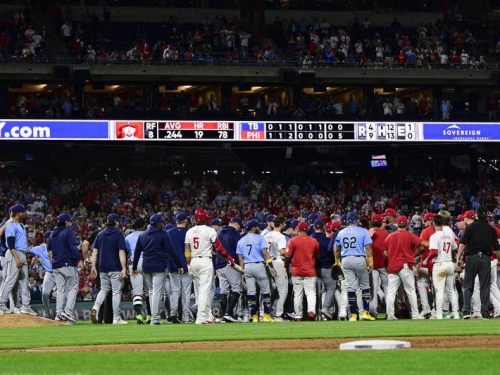 MLB》154.8KM火球砸人引爆大場面！ 光芒火球男、教練被禁賽