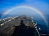 彩虹橫跨航空母艦！　美海軍攝影師拍下罕見美景