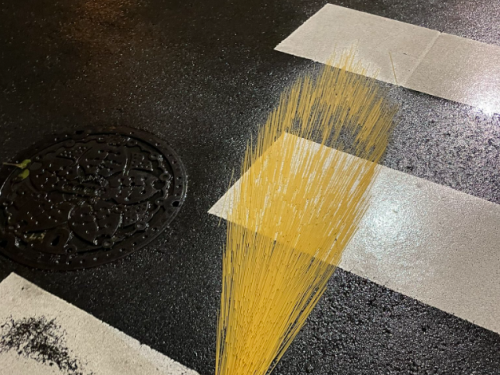 他不慎掉落麵條 苦笑意外形成「藝術性很高」畫面