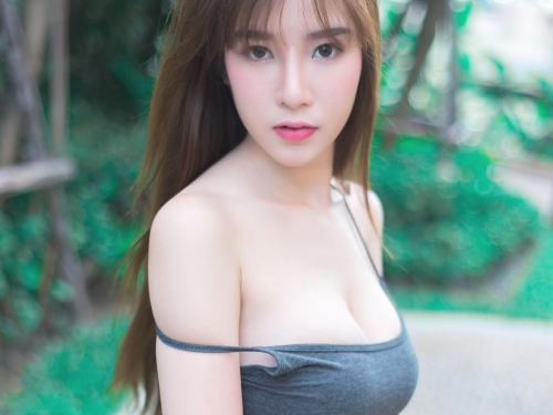 巨乳正妹「偏愛揉奶」！拍照有個「壞習慣」就是把手伸進比基尼裡搓揉...