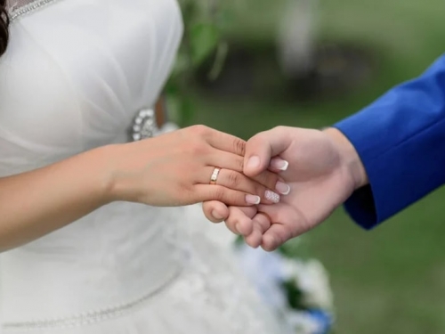 靠爸沒在怕？伊朗高官女兒出嫁「婚紗開深V」惹議 民眾怒轟雙標