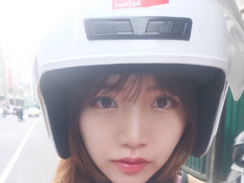 甜美主持人氣質滿分　衣服底下竟然是性感「爆乳身材」！渾圓美乳份量太滿！