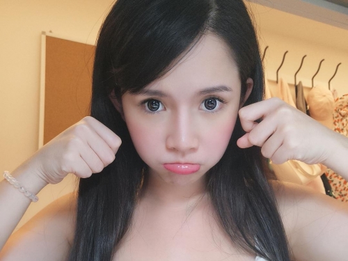超萌「正妹OL」原來是隱乳！保守套裝底下深藏不露「渾圓美乳」好身材！