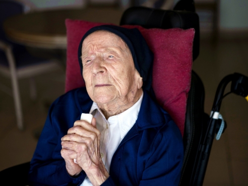 118歲世界最高齡人瑞逝世！戰勝新冠 3字回答長壽秘密