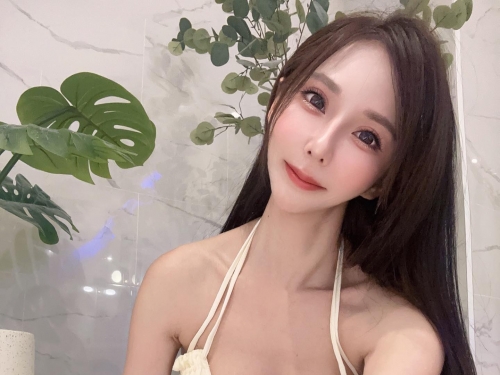 穿這樣返鄉可以嗎？長腿正妹「蘇珊」搭高鐵露兩粒，雪白美乳爆出好想坐她隔壁