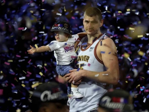 NBA》愛馬跑第一約基奇感性落淚 球迷笑翻：奪冠都沒麼激動