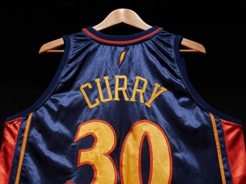 NBA》柯瑞穿它投進生涯第一顆三分球！夢幻球衣破5000萬創紀錄