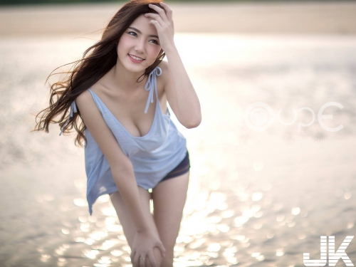 「甜美奶妹」海邊出沒！大露香肩「白嫩圓乳」被風吹出來！好想幫她把肩帶拉好啊！