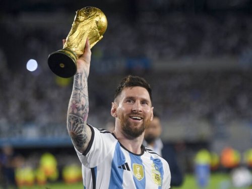 足球》梅西率阿根廷世界盃封王球 拍賣上看800萬台幣