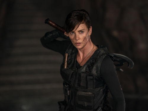 重現《瘋狂麥斯》狠勁！Netflix 《不死軍團》化身不死英雄　莎莉賽隆肉搏戲碼帥翻！