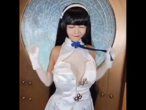 巨乳之力發威！安希胸口一頂「扣子爆開」　影片忍不住重複播放...