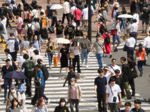 太熱想拿遮陽傘！她伸進包包竟掏出1根「棒狀物」 日網笑：跟紫外線一起嗨