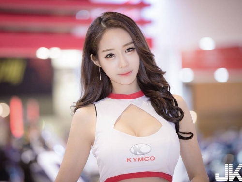 小吃攤驚見「高顏值正妹」！雙眼放電讓人招架不住，網呼：好想打包帶回…