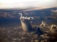 坐在飛機上看下暴雨 場面壯觀好震撼！
