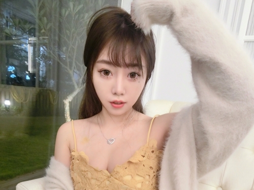 巨乳小隻馬穿上「透明奶衣」包裹渾圓奶球！若隱若現的飽滿美乳呼之欲出！