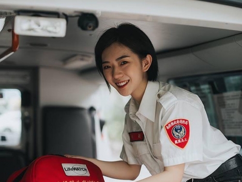 新北市「正妹救護員」甜美臉蛋彷彿天使　讓人驚訝還有隱乳身材