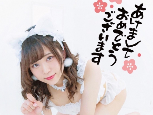 我想領養這隻貓！「爆乳寫真女星」堀內玲化身性感小貓咪，露出身體要你收養她！