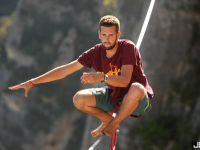 驚！　法國男子挑戰469公尺懸崖上走鋼絲