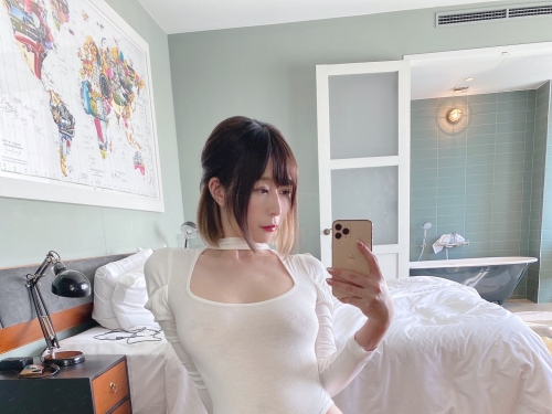 超色氣「美乳嫩臀OL」下班後大解放！超狂尺度「情趣cosplay」猛秀白皙胴體！