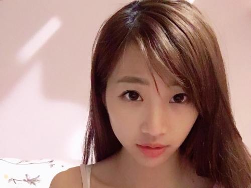 好養眼！甜美「嫩乳正妹」壞起來不得了，「刺激吊帶褲」視角超犯規！