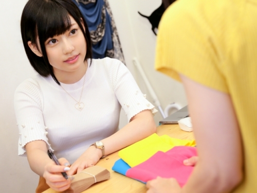 突襲20歲「服飾店巨乳美少女」！趁店裡沒人直接開戰！衣服下「兩顆圓乳」真的好色！