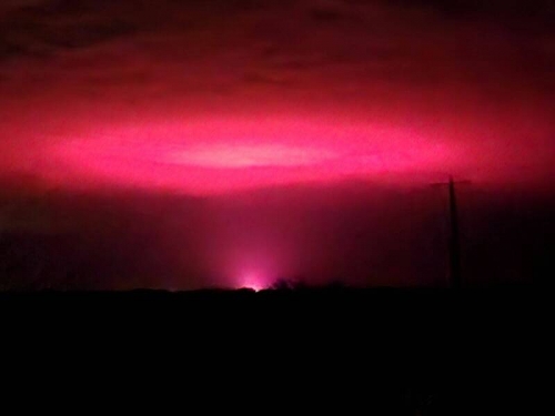 澳洲現末日景象？ 詭異粉紅天空意外曝光祕密設施