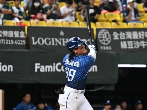 中職》張育成近4戰3轟超火燙！轉戰一壘手坦言「好難」