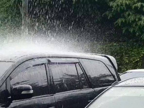 天降怪雨！整座停車場竟只一台車被雨狂淋
