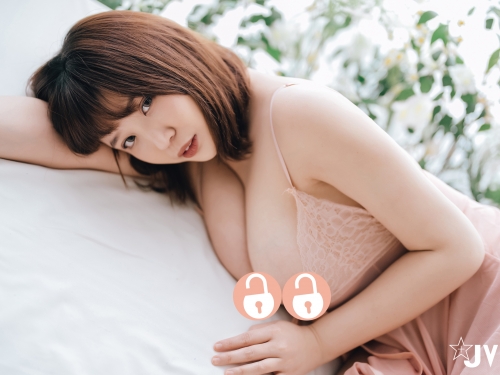 H奶巨乳妹「Ruru茹茹」上菜啦！粉嫩睡衣包不住的「新鮮奶奶」捧給你吃