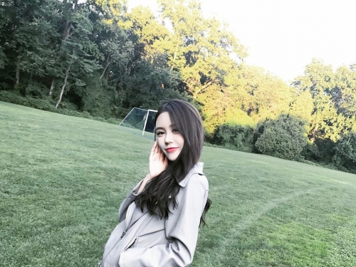 好長啊！貴氣逼人網拍老闆娘，一雙「逆天神級」美腿好誘人！
