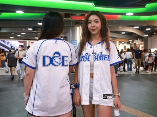 中職》中信兄弟「夢幻聯名球衣」實著登場！商品店引萬人瘋搶