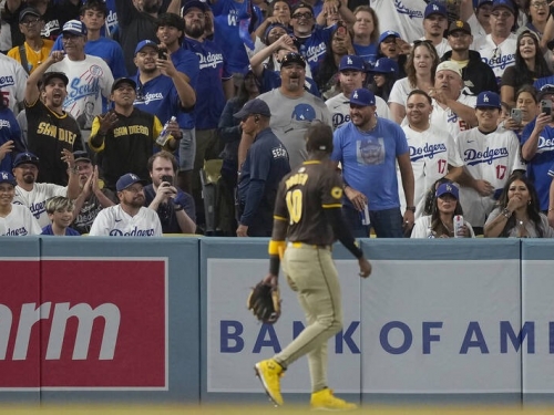 MLB》球迷失控朝教士扔垃圾、啤酒罐！ 道奇主帥呼籲：絕對不該發生
