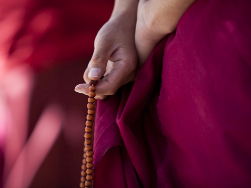 和尚砸2.7萬約嫩妹「寺廟連結」 結果所有人都知道了