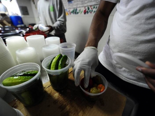 怵！印尼戀童癖男怕被警逮捕 竟自宮把GG裝進玻璃瓶