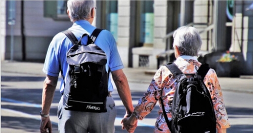 70多歲外婆談戀愛家人反對！孫嘆「我爸說她不守婦道」