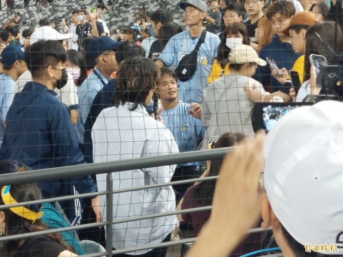 中職明星賽》球迷驚喜！林智勝賽前主動上觀眾席開簽名會