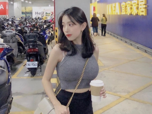 台中IKEA發現「超兇辣妹」娜美級身材有夠豐滿！超飽滿視角引推特瘋傳...