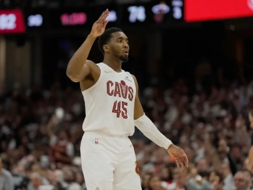 NBA》Donovan Mitchell不妙！腳踝傷勢嚴重退賽　騎士遭溜馬打爆