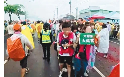 「粉紅超跑」遇罷團 急停、倒退改道
