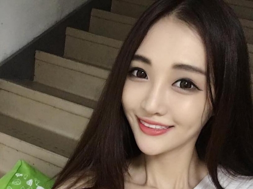 正妹小背心藏不住美胸，「惹火側乳」要逼人犯罪啊！