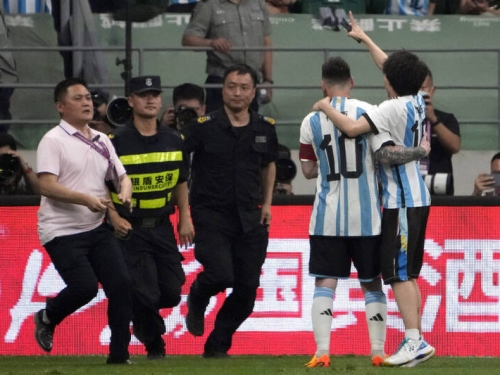 足球》亂入抱梅西、保全攔不住 鬧事的中國球迷發文感謝他