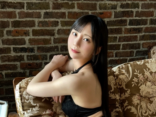 鄉下土財主僱用的淫亂小女僕「七沢みあ」，趁主人不在瘋狂騎乘村中大叔們