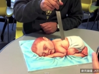 慶祝粉絲懷孕！搞怪蛋糕設計師切「嬰兒」、還生吞腳掌