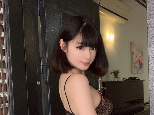 包緊緊卻還是很性感！童顏妹子「Amy」把衣服撐到變緊身露出渾圓形狀